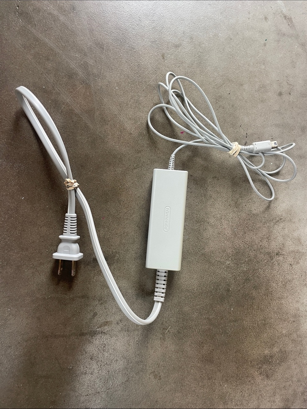 Nintendo Power Adapter with Embossed Logo - Picture 3 of 3